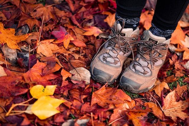 pies y calzado en otoño